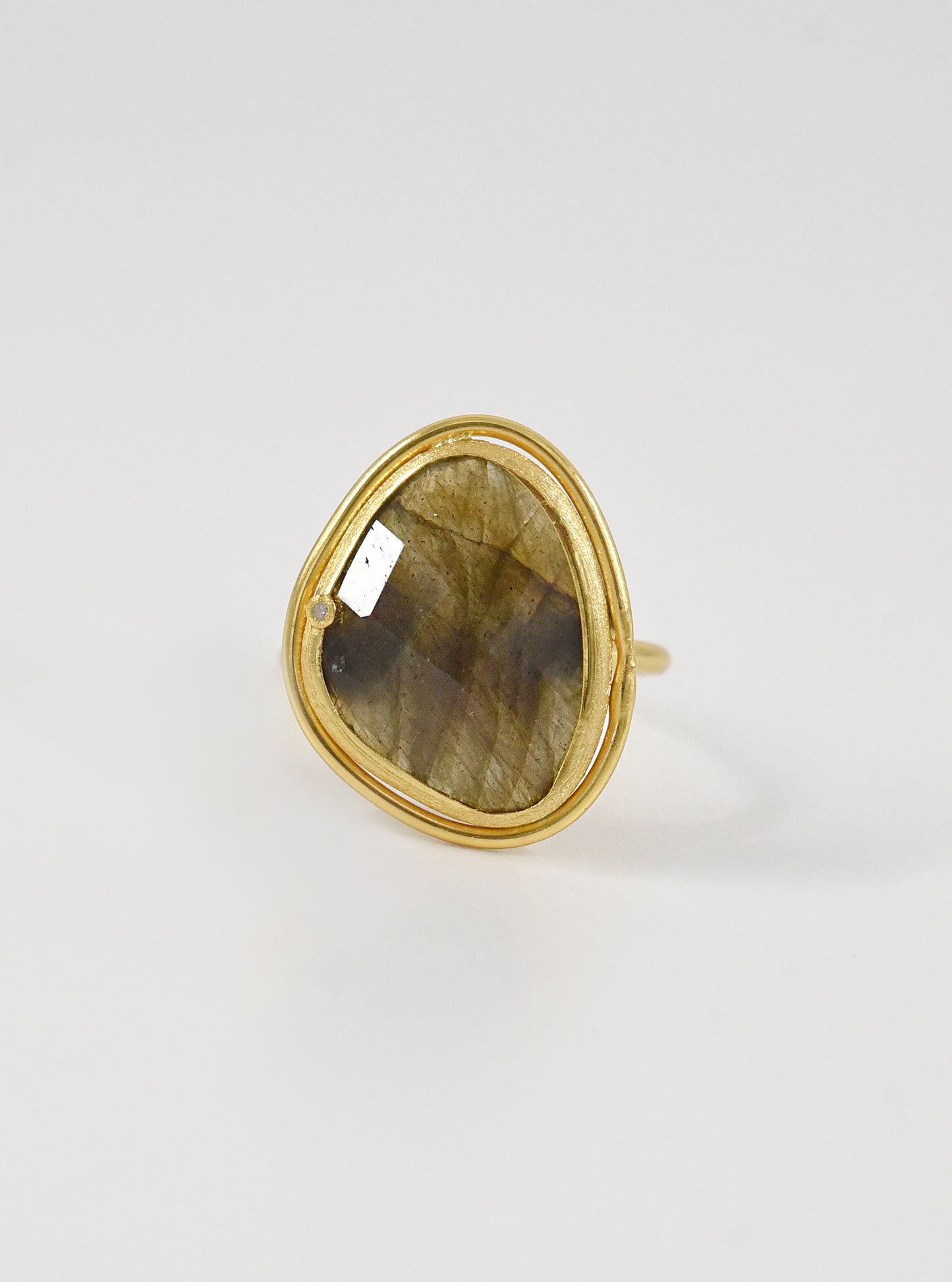 The Golden Kidney Ring with Diamond
