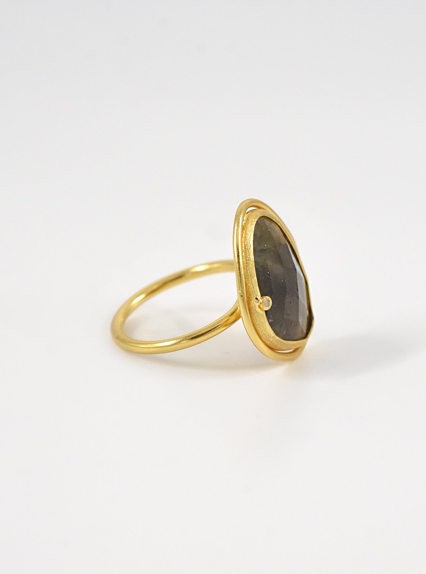 The Golden Kidney Ring with Diamond