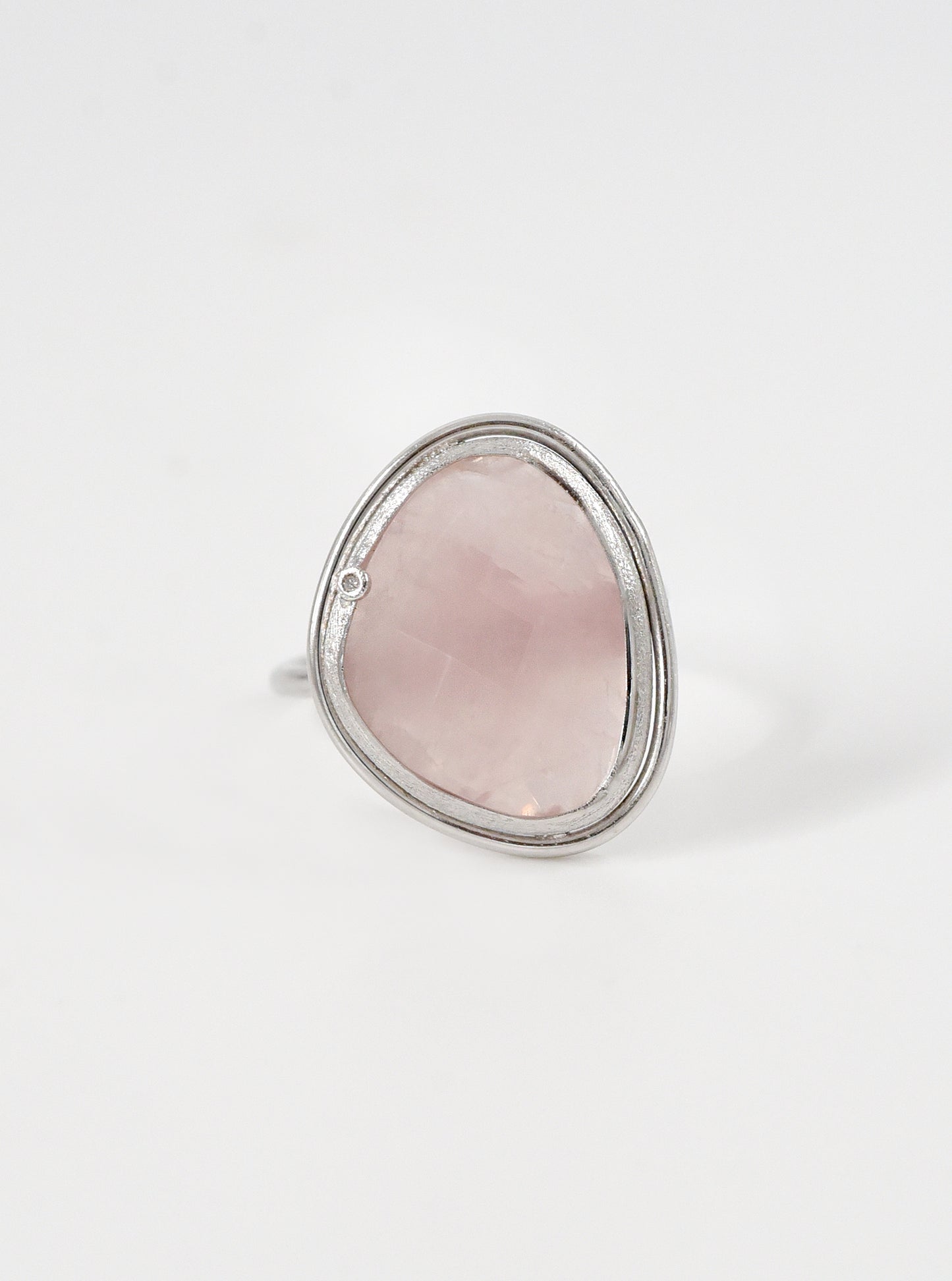 The Golden Kidney Ring with Diamond