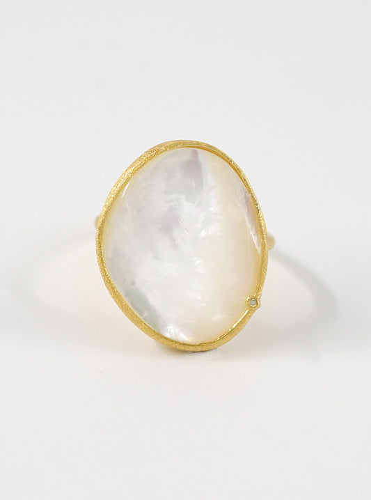 Kidney-shaped Mother of Pearl Ring